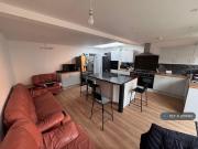 5 bedroom end of terrace house to rent