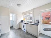 5 bedroom end of terrace house to rent