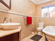5 Bedroom House in Noordheuwel