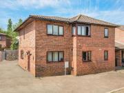 5 bedroom link detached house for sale