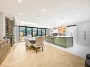 5 bedroom property in Hodford Road, London, NW11 £11,500...