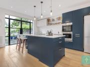5 bedroom semi detached house for sale in Langside...