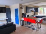 5 bedroom Semi detached house To Let