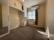 5 bedroom terraced house for rent in De Havilland Road,...