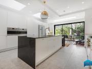 5 bedroom terraced house to rent