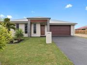 5 BEDROOMS / 2 LIVING AREA`S / SIDE ACCESS!