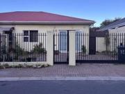 5 bedrooms alone standing house to l.