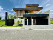 5 Bedrooms Curve House and Lot for Sale in Neopolitan...