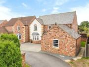 5 Bedrooms Detached house for sale in Coachmans Court,...