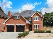 5 Bedrooms Detached house for sale in Finchampstead...