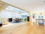 5 Bedrooms Detached house for sale in Friern Park,...