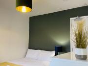 5 Bedrooms House with speedy Wi FI, Free Parking!