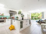 5 Bedrooms Semi detached house for rent in Court Lane,...