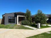 5 Beds 2 Baths 2 Carports $400/week 6/12 Months