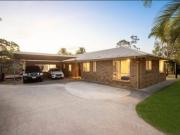 5 Beds and Pet friendly plus only 2 weeks Bond