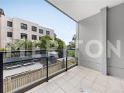 MODERN TOWNHOUSE STYLE SPLIT LEVEL PLUS STUDY APARTMENT