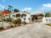 5 Hampton Rd, Essendon West