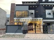 5 Marla Ultra modern Triple story House Buch Executive...