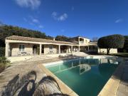 5 Min d’Uzès. Propriété de 240 m² avec 2 gîtes. Terrain...