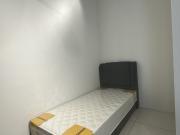 5 min to Quayside Mall Middle Room At TwentyFive. Amber...