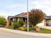 5 Riverford Close W Lethbridge, AB T1K 8E5