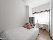 60674 Quarto com cama de casal em apartamento.