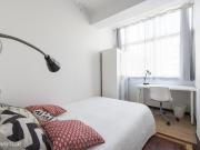 60679 Quarto com cama de casal em apartamento.