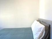 616476 Quarto com cama de casal em.