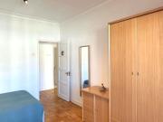 616477 Quarto com cama de casal, com varanda.