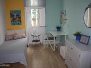 6258 Quarto fantstico e acolhedor com cama.
