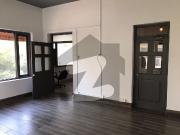 625 Sq Yards Independent Bungalow On Main Shahrah E...
