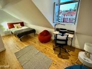 644277 Quarto com cama de solteiro, com casa.