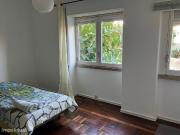 644959 Quarto luminoso com cama de solteiro.