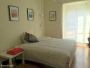64683 Quarto com cama de casal, com varanda.