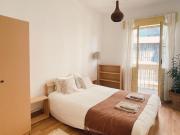 647272 Quarto com cama de casal, com varanda.