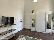 647499 Quarto com cama de casal, com varanda.
