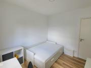 648391 Quarto com cama de casal em.