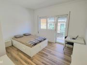 648476 Quarto com cama de casal, com varanda.