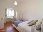 659650 Quarto com cama de solteiro em.