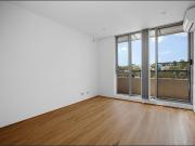 Modern Parkside Apartment with North East Aspect &...