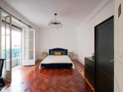 662948 Quarto com cama de casal, com varanda.