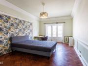663022 Quarto com cama de casal, com varanda.