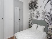 663148 Quarto com cama de casal, com varanda.