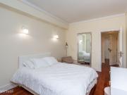663346 Quarto com cama de casal, com casa de.