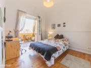 668709 Quarto com cama de casal, com varanda.