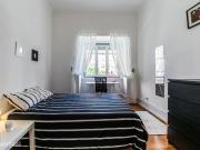 668933 Quarto com cama de casal em.