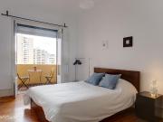 669175 Quarto com cama de casal, com varanda.