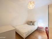 676227 Quarto com cama de casal em.