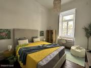 677647 Quarto com cama de casal em.
