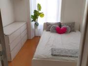 678407 Quarto com cama de casal em.